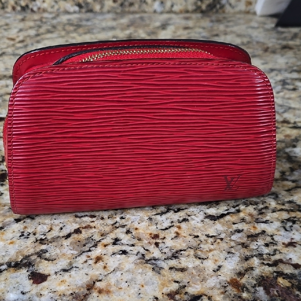 * Like New * Louis Vuitton Epi Dauphine PM Clutch